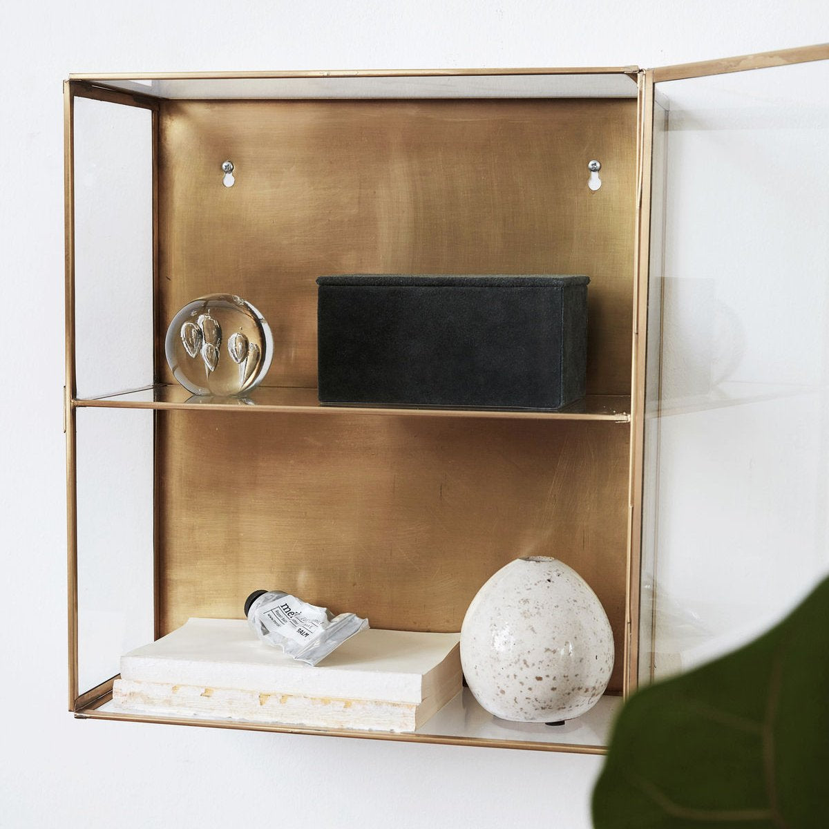 PETITE VITRINE MURALE LAITON