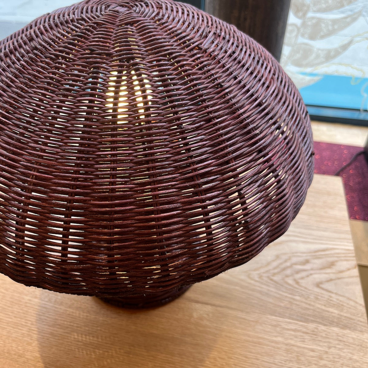 LAMPE BURGUNDY ROTIN