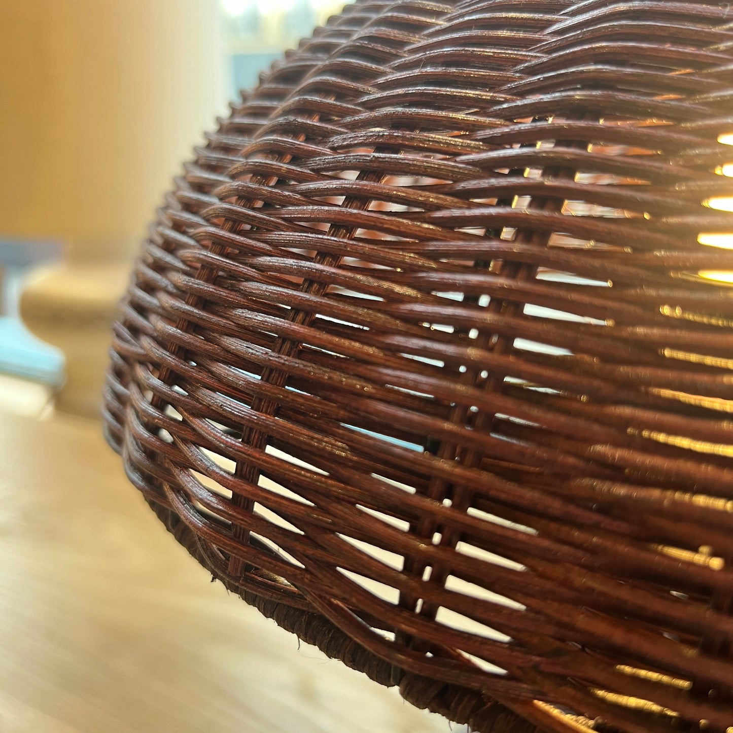 LAMPE BURGUNDY ROTIN