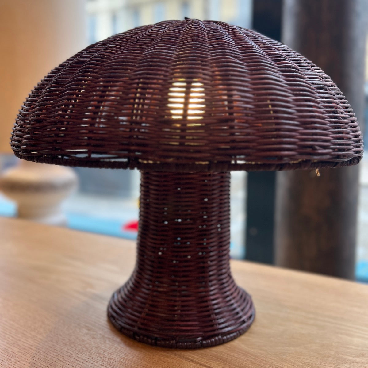 LAMPE BURGUNDY ROTIN