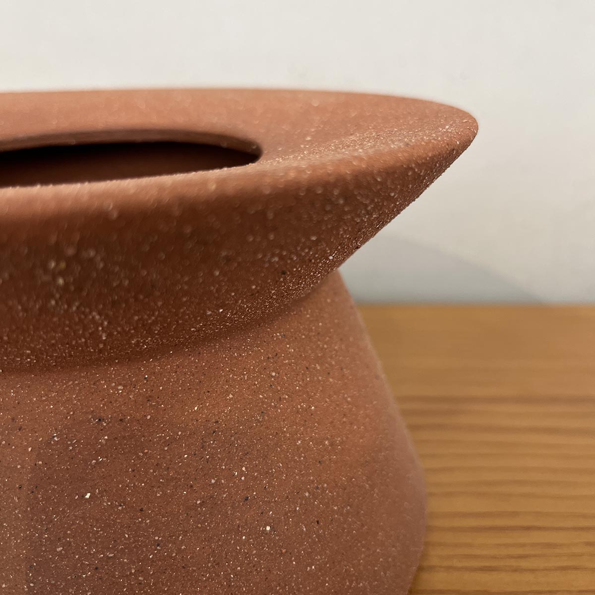 VASE BROWN BAS
