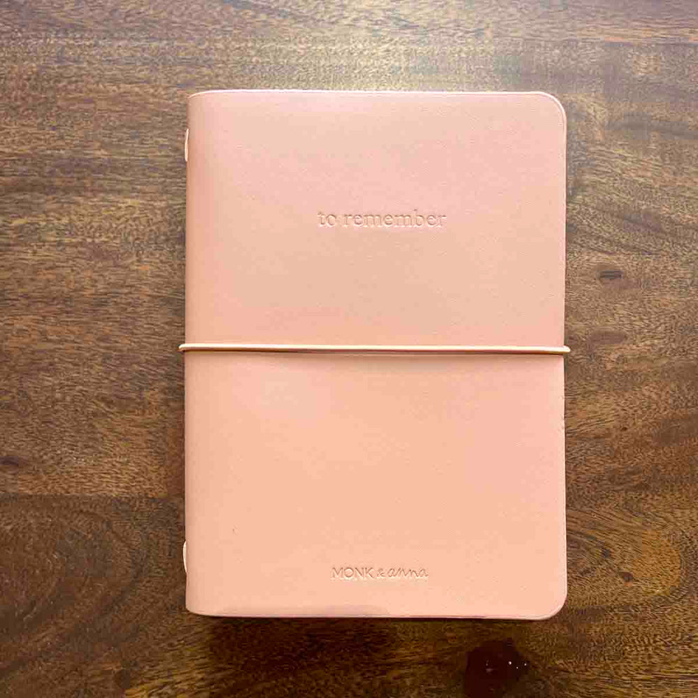 
                      
                        CARNET AVEC CORDON
                      
                    