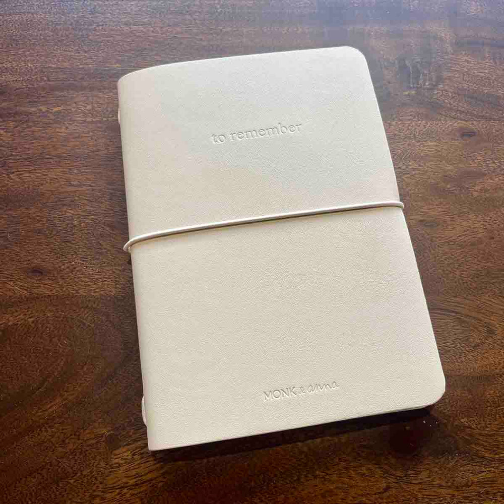 
                      
                        CARNET AVEC CORDON
                      
                    