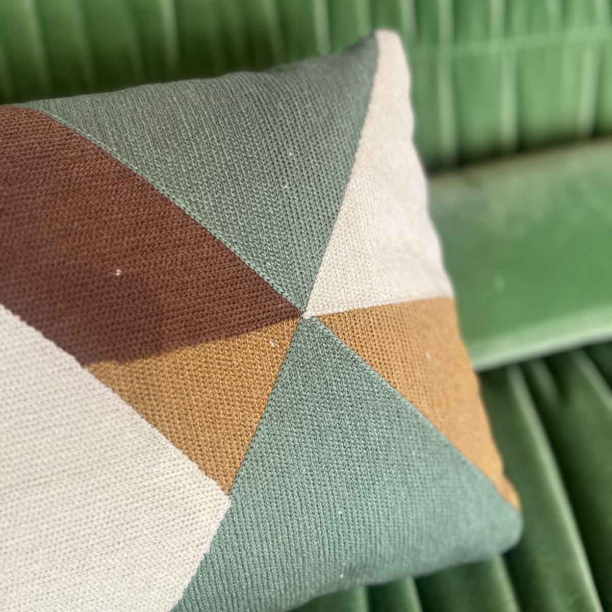 COUSSIN BRODERIE