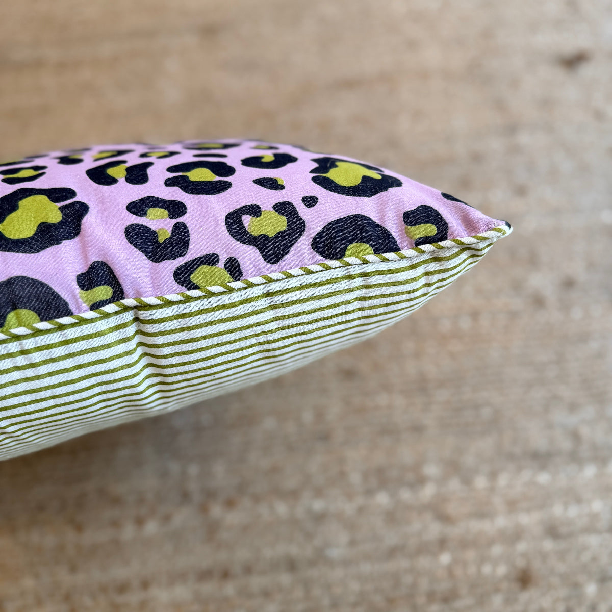 COUSSIN IMPRIMÉ LÉOPARD / RAYURE