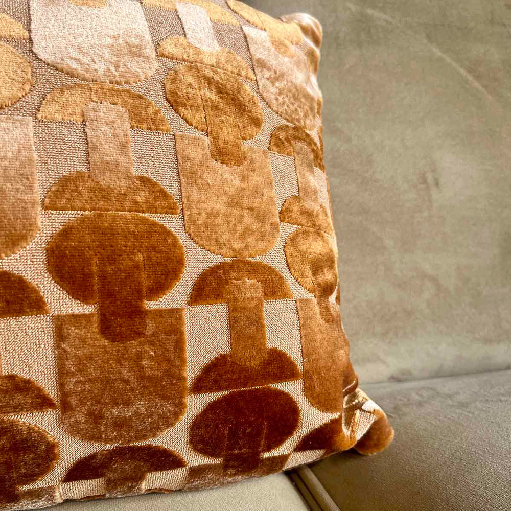 
                      
                        COUSSIN MORDORÉ
                      
                    