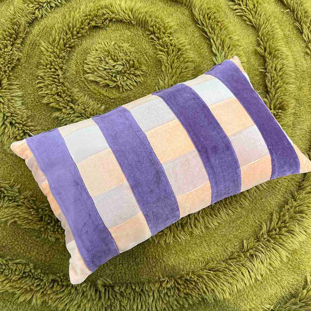 
                      
                        COUSSIN À RAYURE
                      
                    