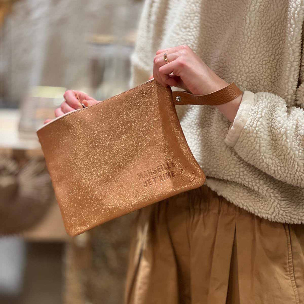 
                      
                        POCHETTE EN CUIR - MARSEILLE JE T'AIME
                      
                    