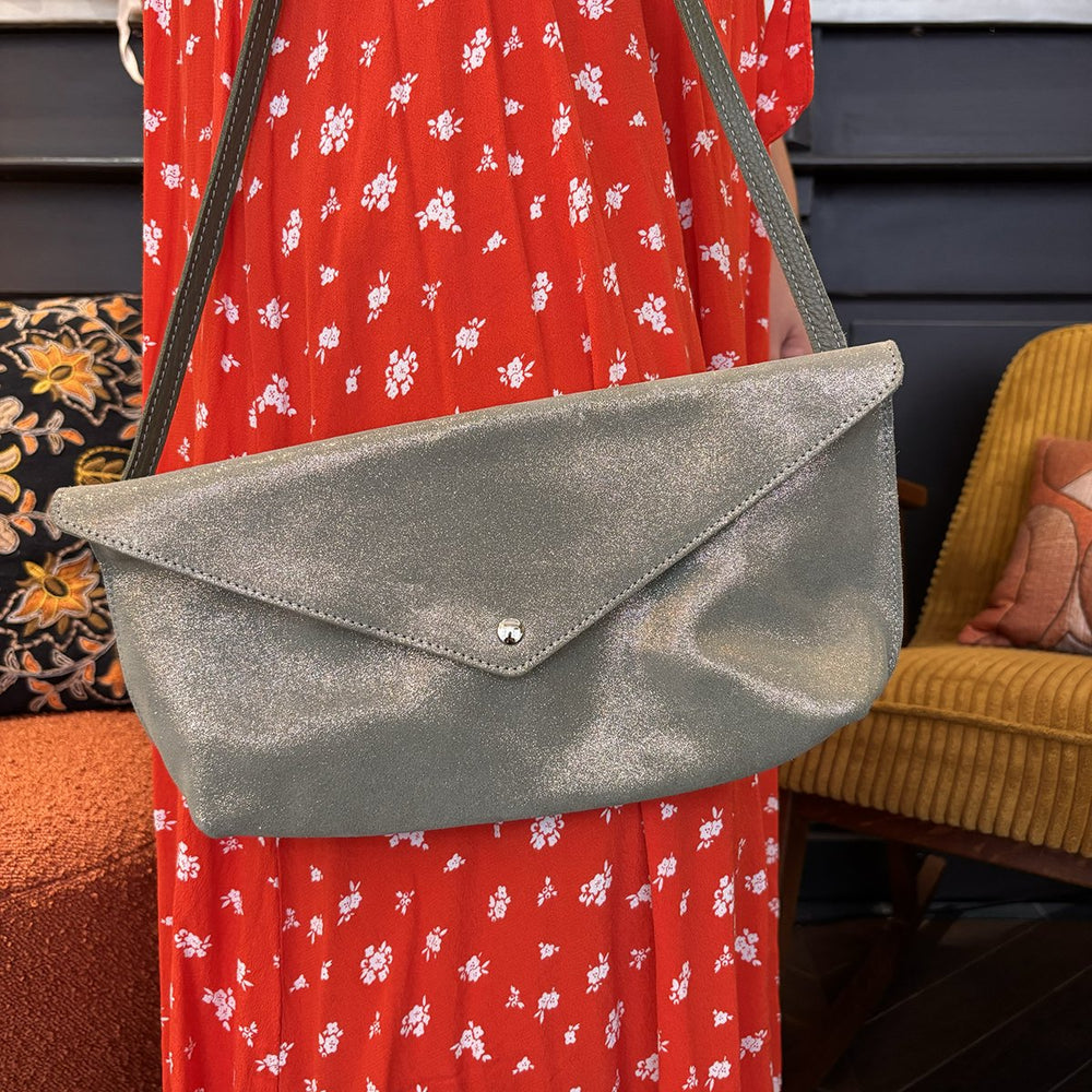 
                      
                        GRANDE POCHETTE À PAILLETTE
                      
                    