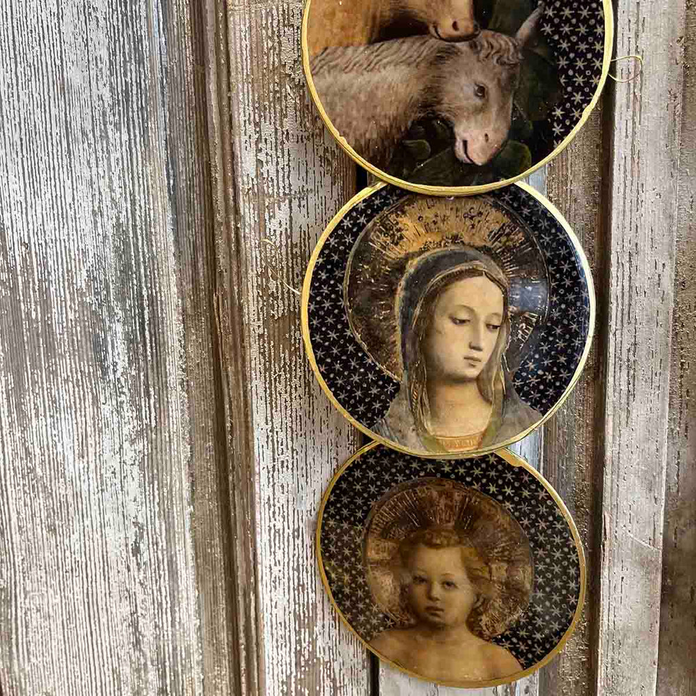 
                      
                        LOT 4 MÉDAILLONS - LA CRÈCHE
                      
                    