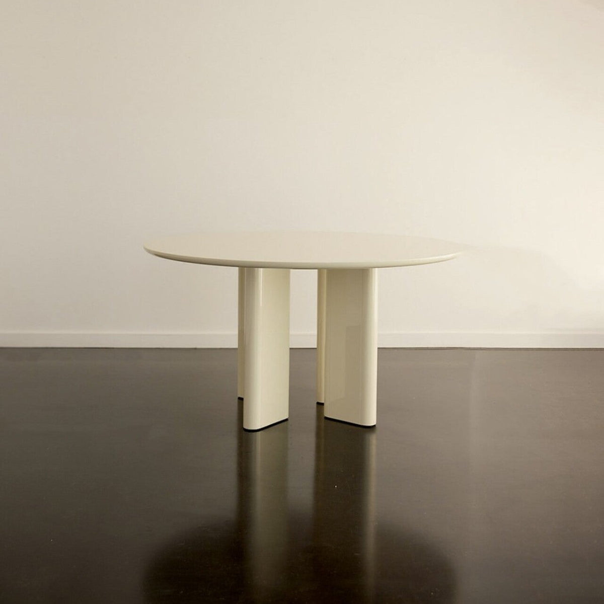 TABLE RONDE JOE - BOIS LAQUÉ