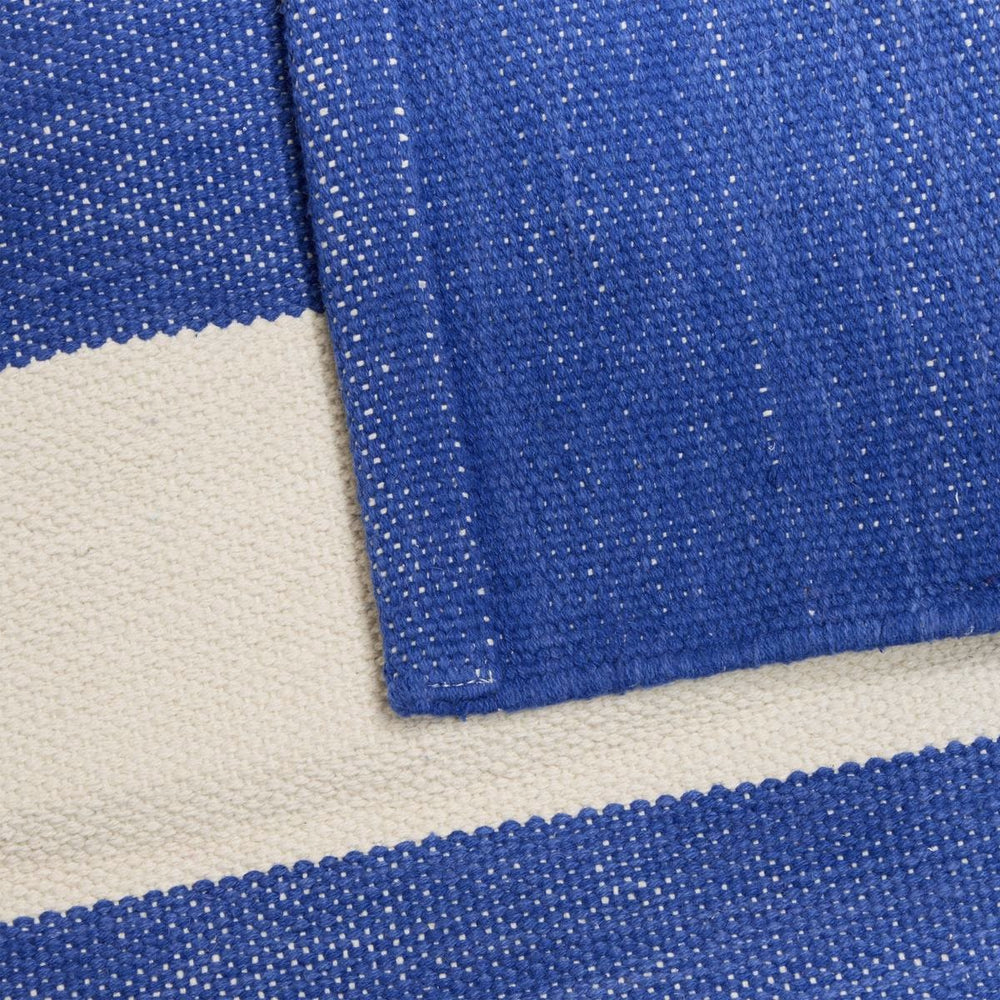 
                      
                        TAPIS BLEU & BLANC
                      
                    