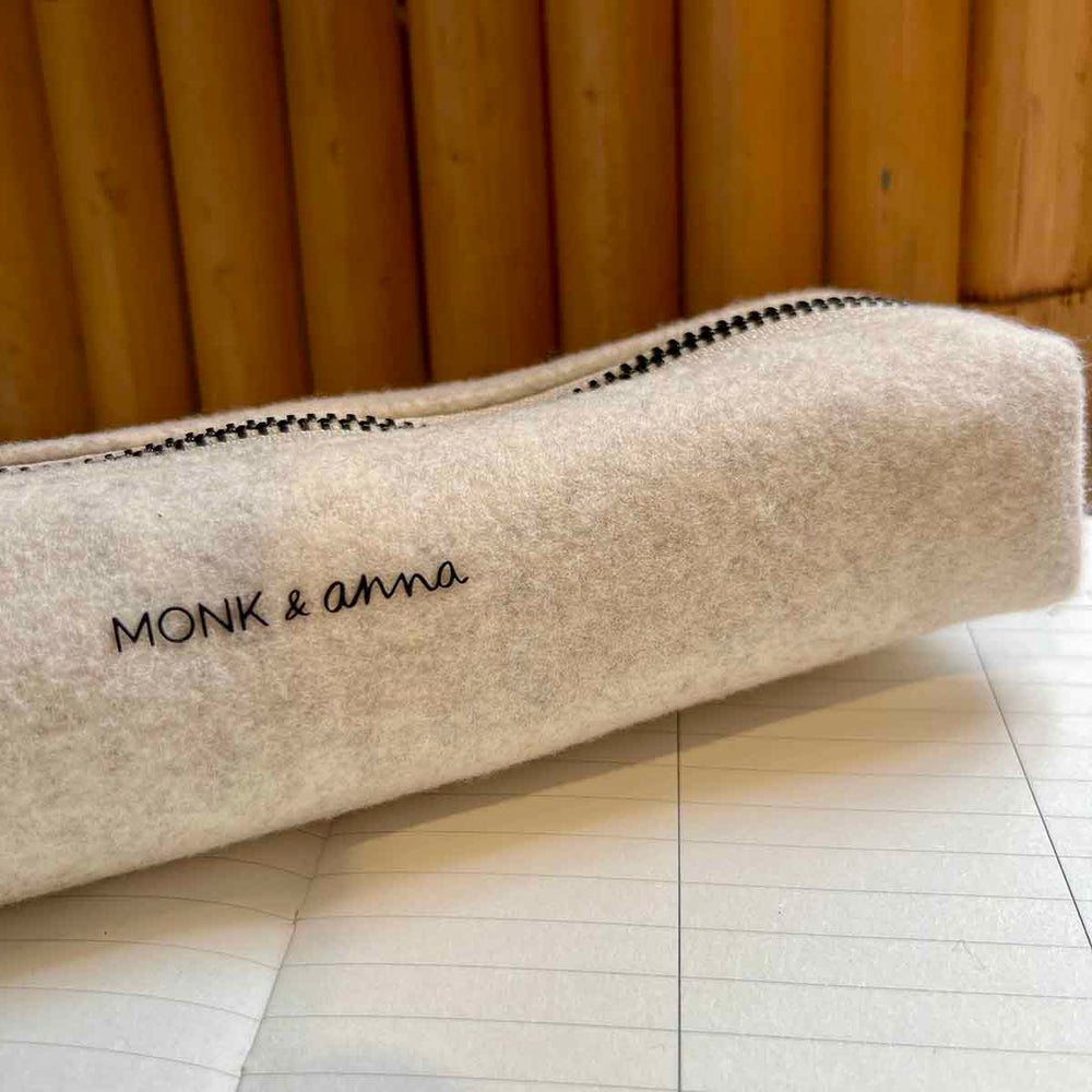 
                      
                        TROUSSE DE BUREAU FEUTRE
                      
                    
