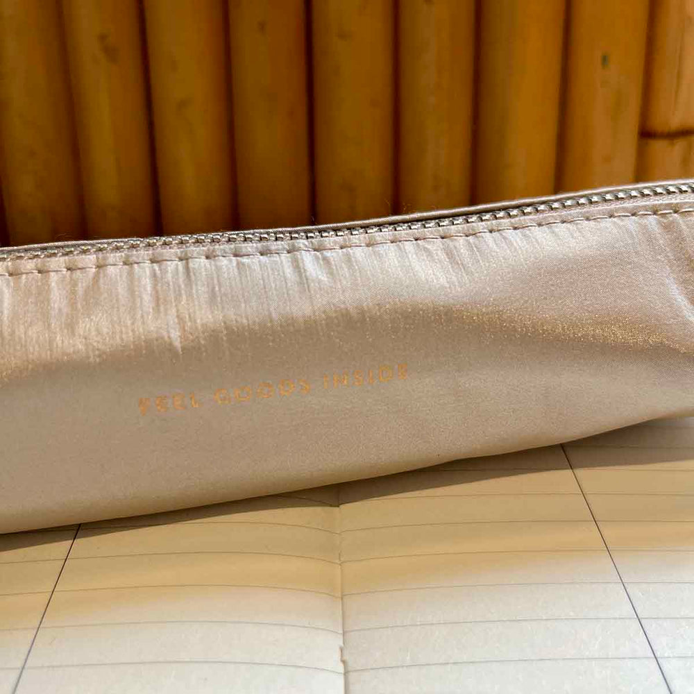 
                      
                        TROUSSE DE BUREAU GOLD
                      
                    