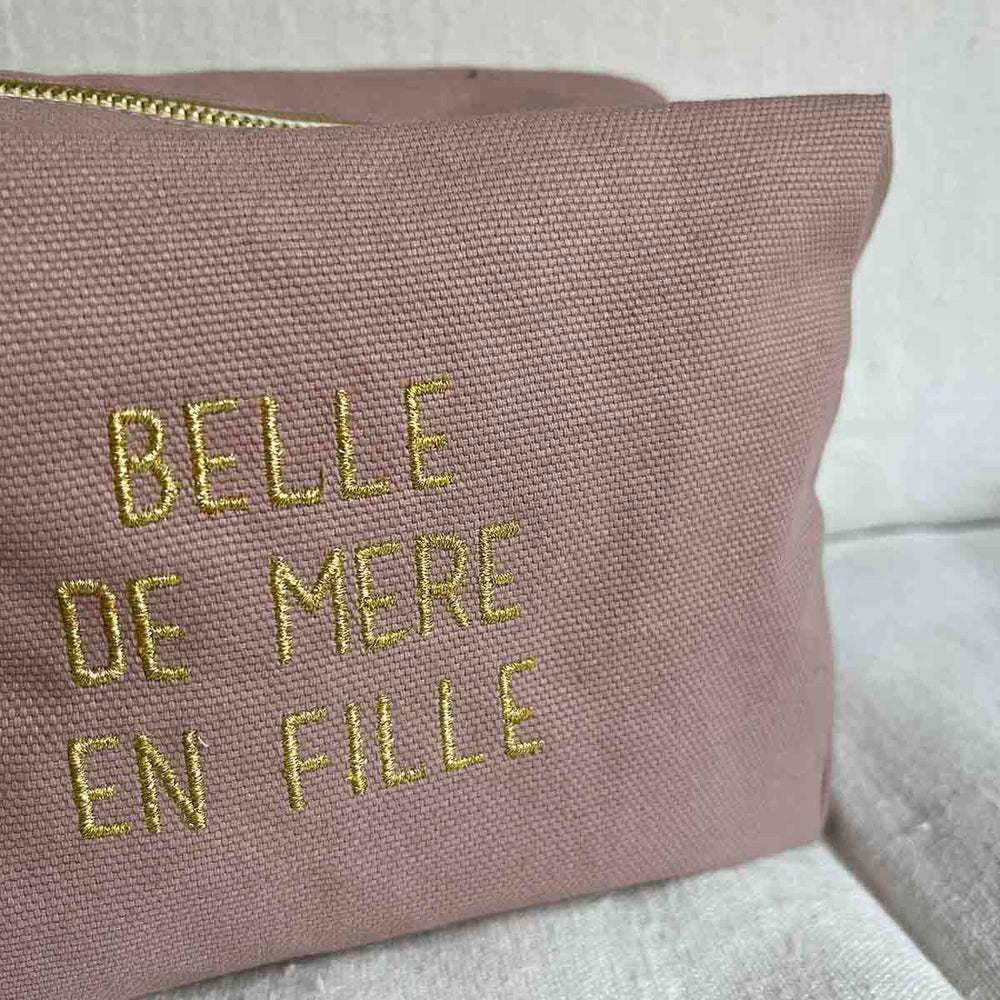 
                      
                        TROUSSE BELLA
                      
                    