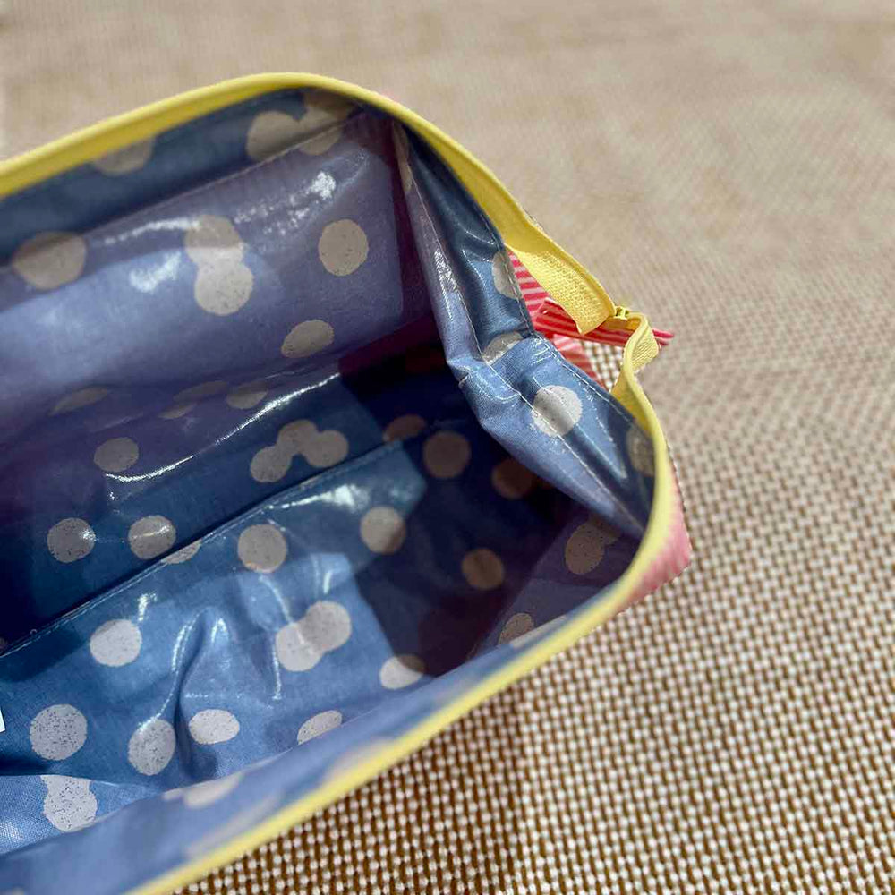 
                      
                        TROUSSE ENDUITE - RAYURES ROSE
                      
                    