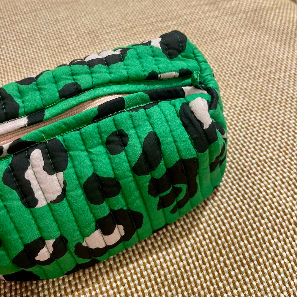 
                      
                        TROUSSE LÉOPARD VERT
                      
                    