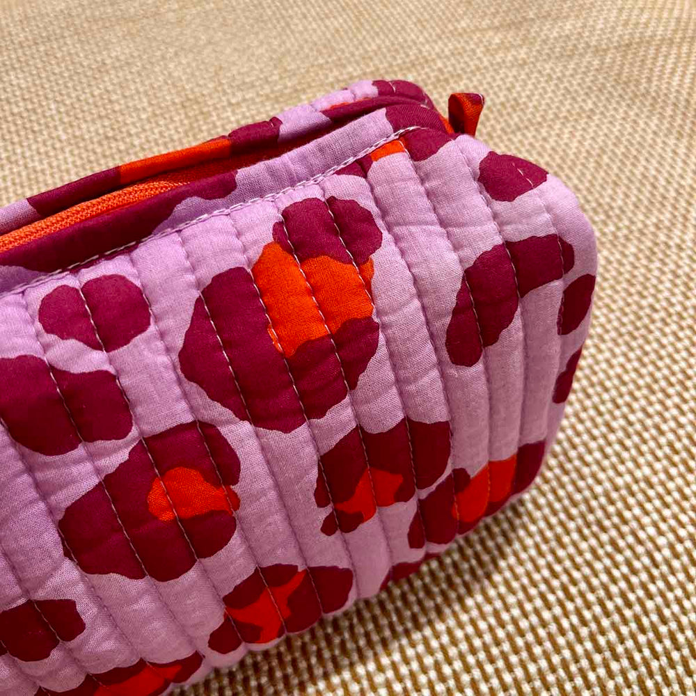 
                      
                        TROUSSE LÉOPARD VIOLET
                      
                    