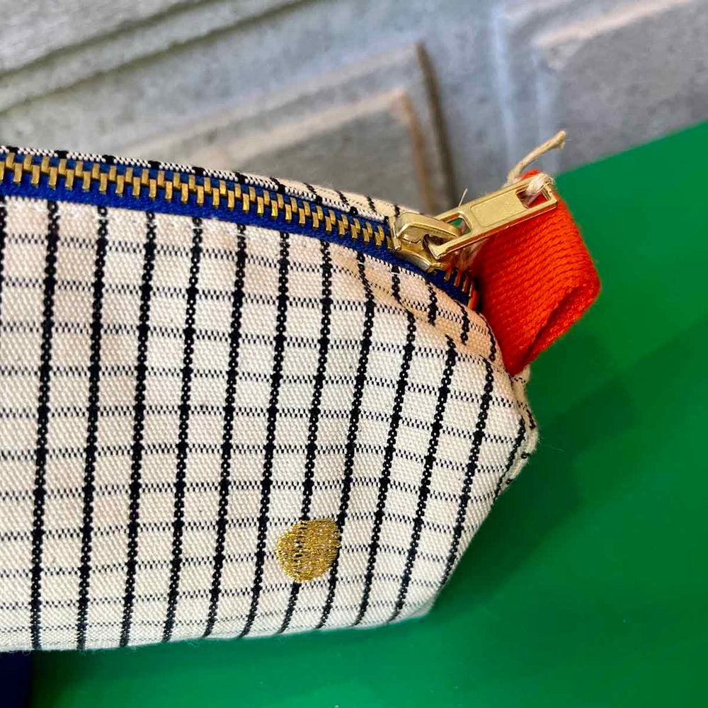 
                      
                        TROUSSE DE BUREAU À CARREAUX
                      
                    