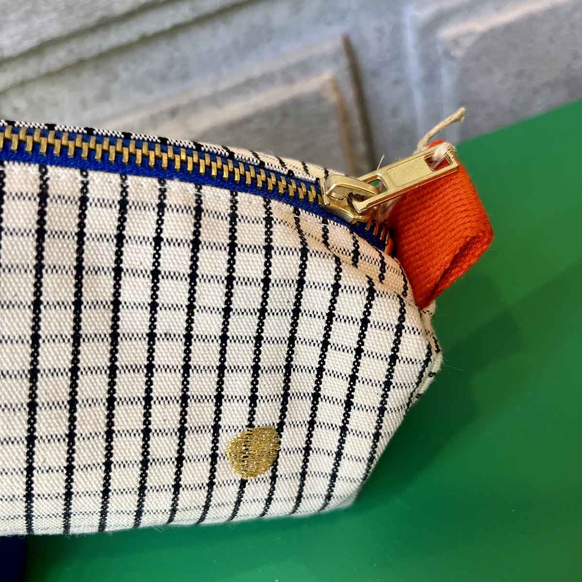 TROUSSE DE BUREAU À CARREAUX