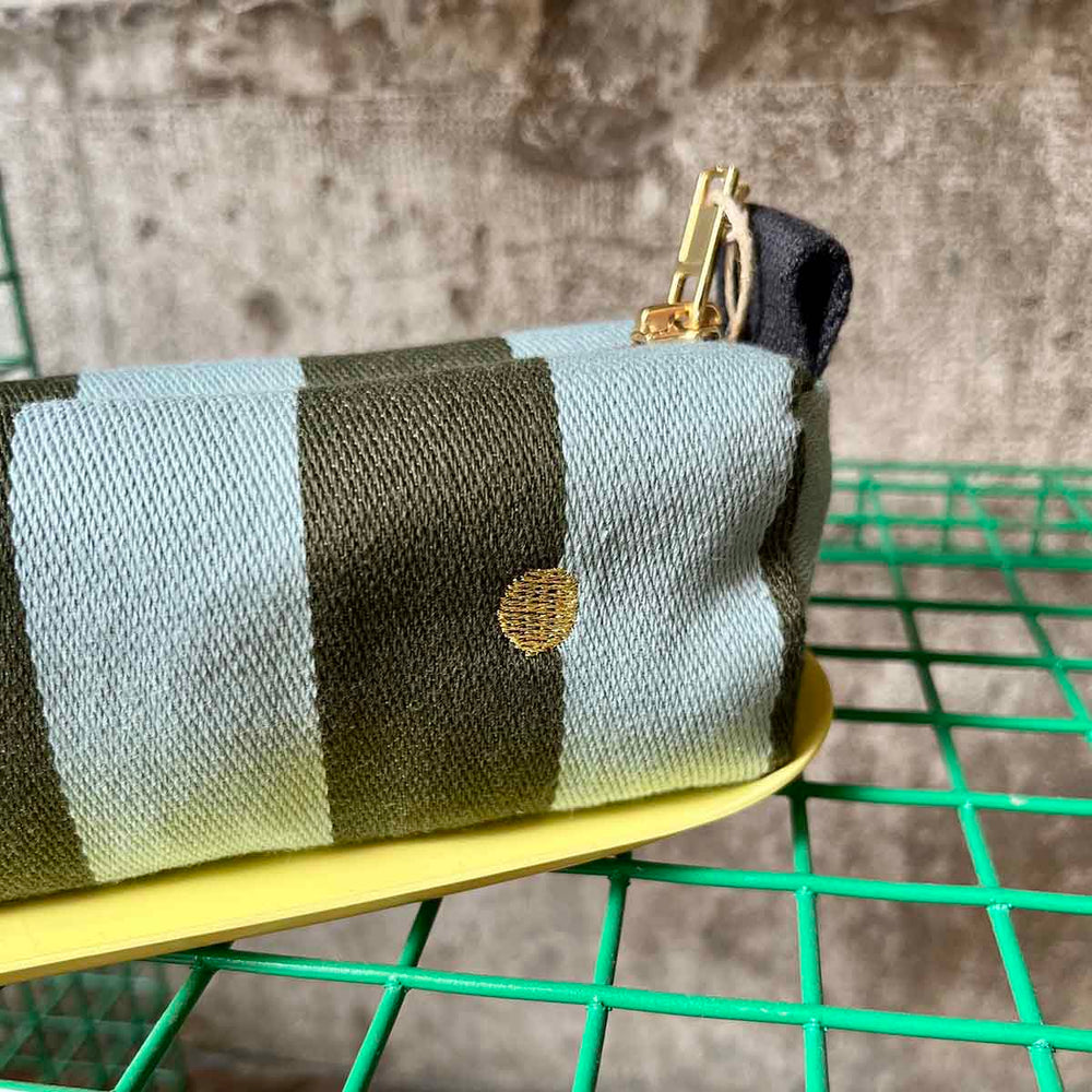 
                      
                        TROUSSE DE BUREAU RAYÉE
                      
                    