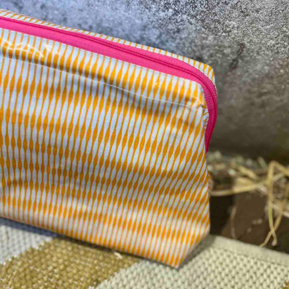 
                      
                        TROUSSE ENDUITE - GROOVY ORANGE
                      
                    