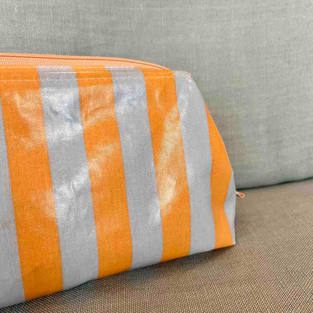 
                      
                        TROUSSE ENDUITE - RAYURES ORANGE
                      
                    