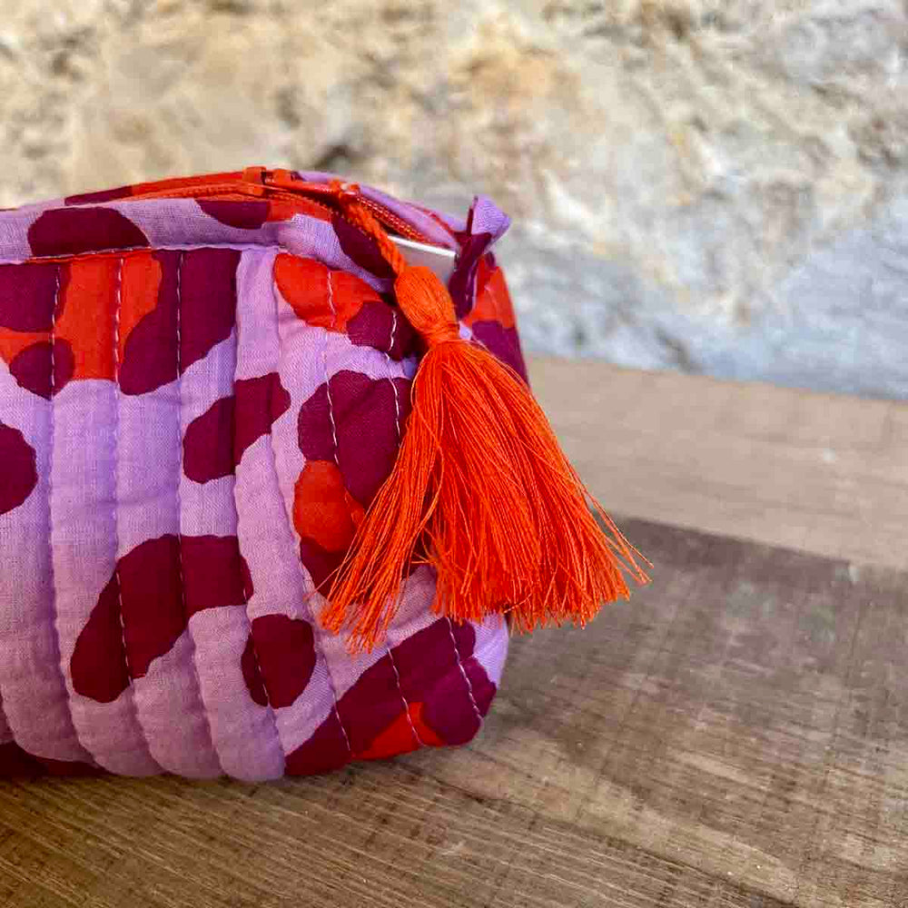 
                      
                        TROUSSE LÉOPARD VIOLET
                      
                    