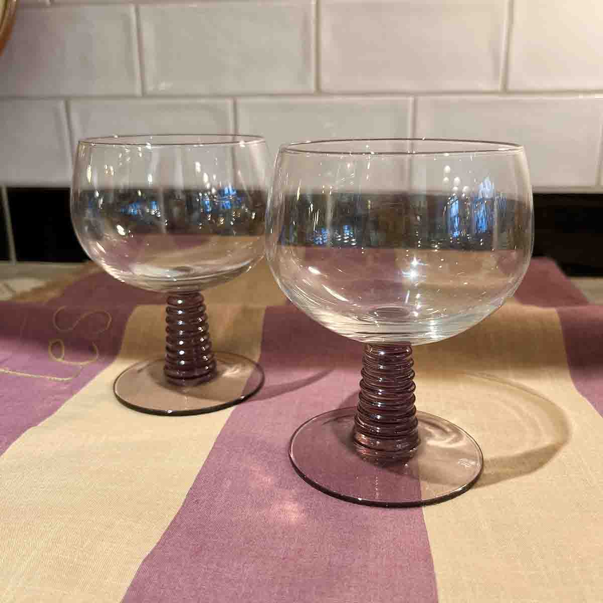 VERRE À VIN VIOLET